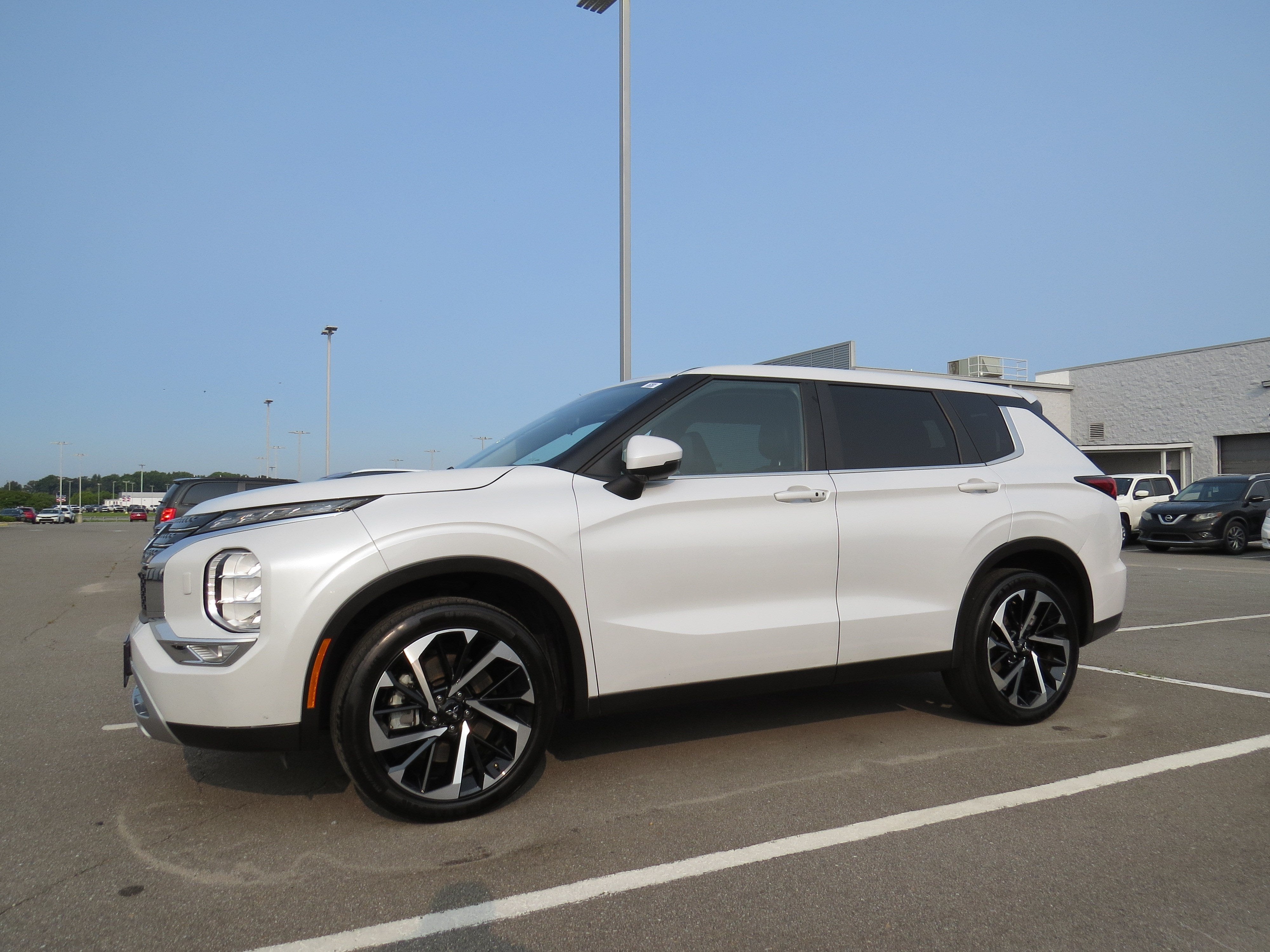 2023 Mitsubishi Outlander SE