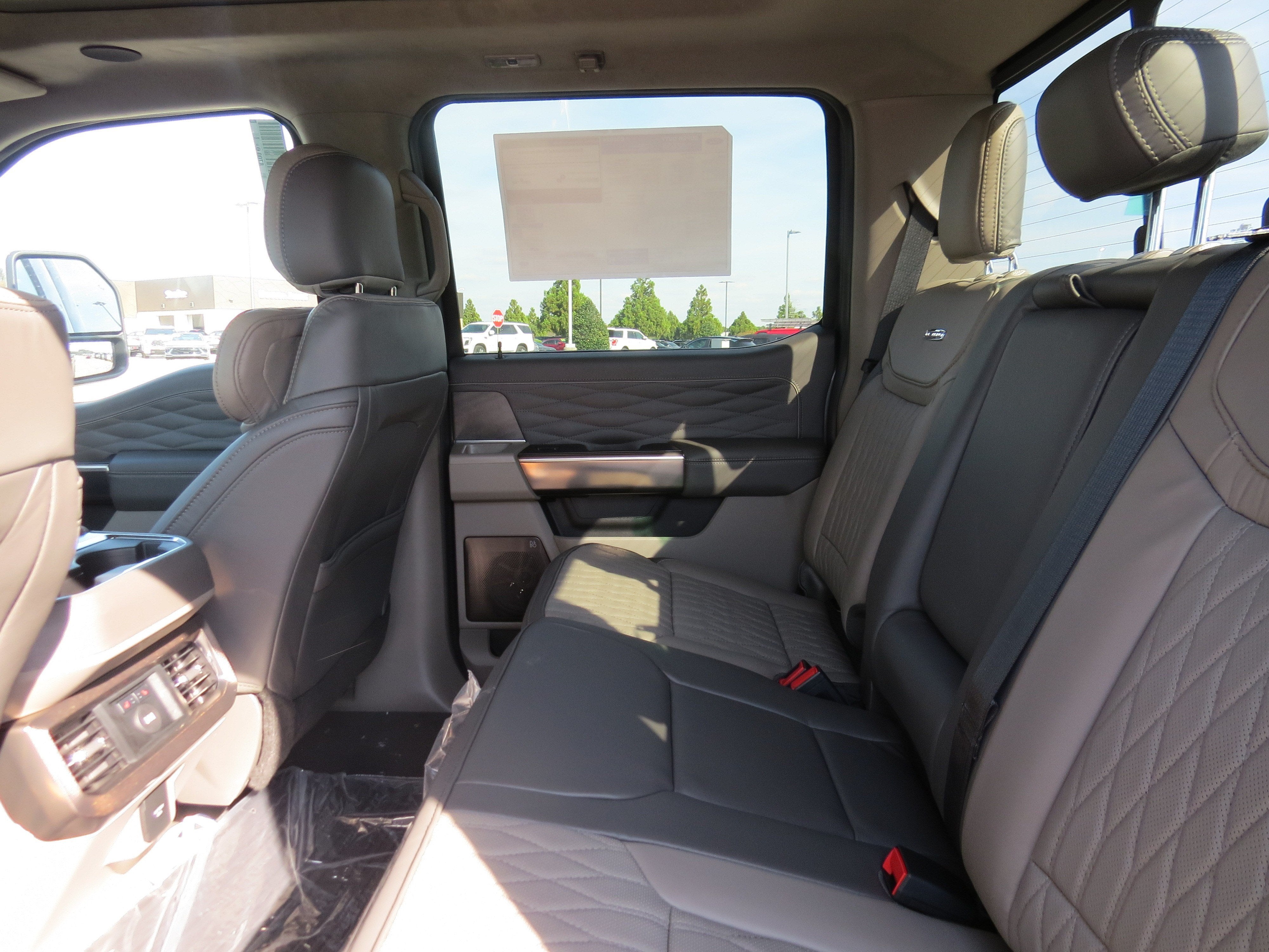 2027 Ford Super Duty F-350 SRW Platinum