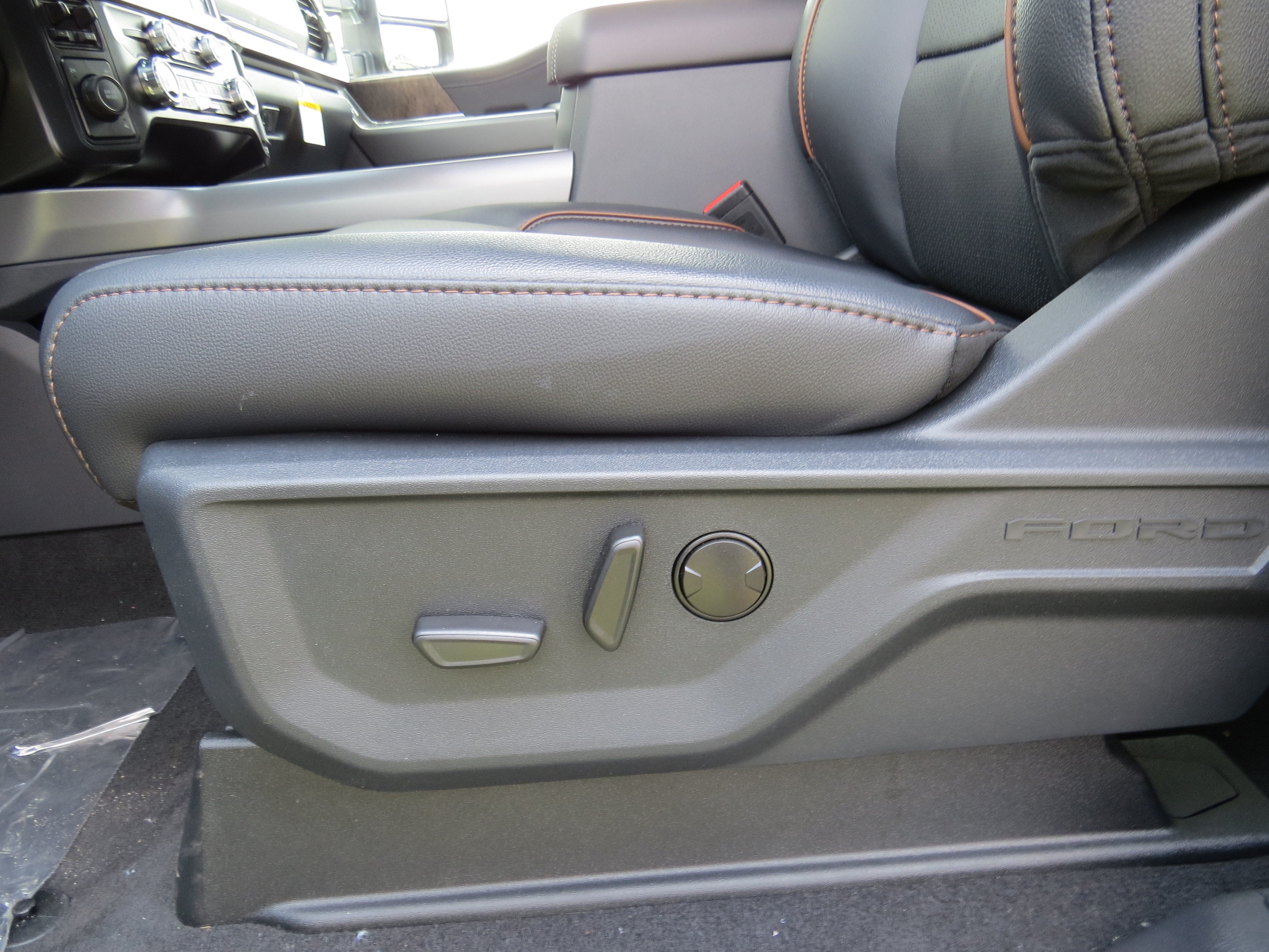 2026 Ford Super Duty F-350 DRW LARIAT