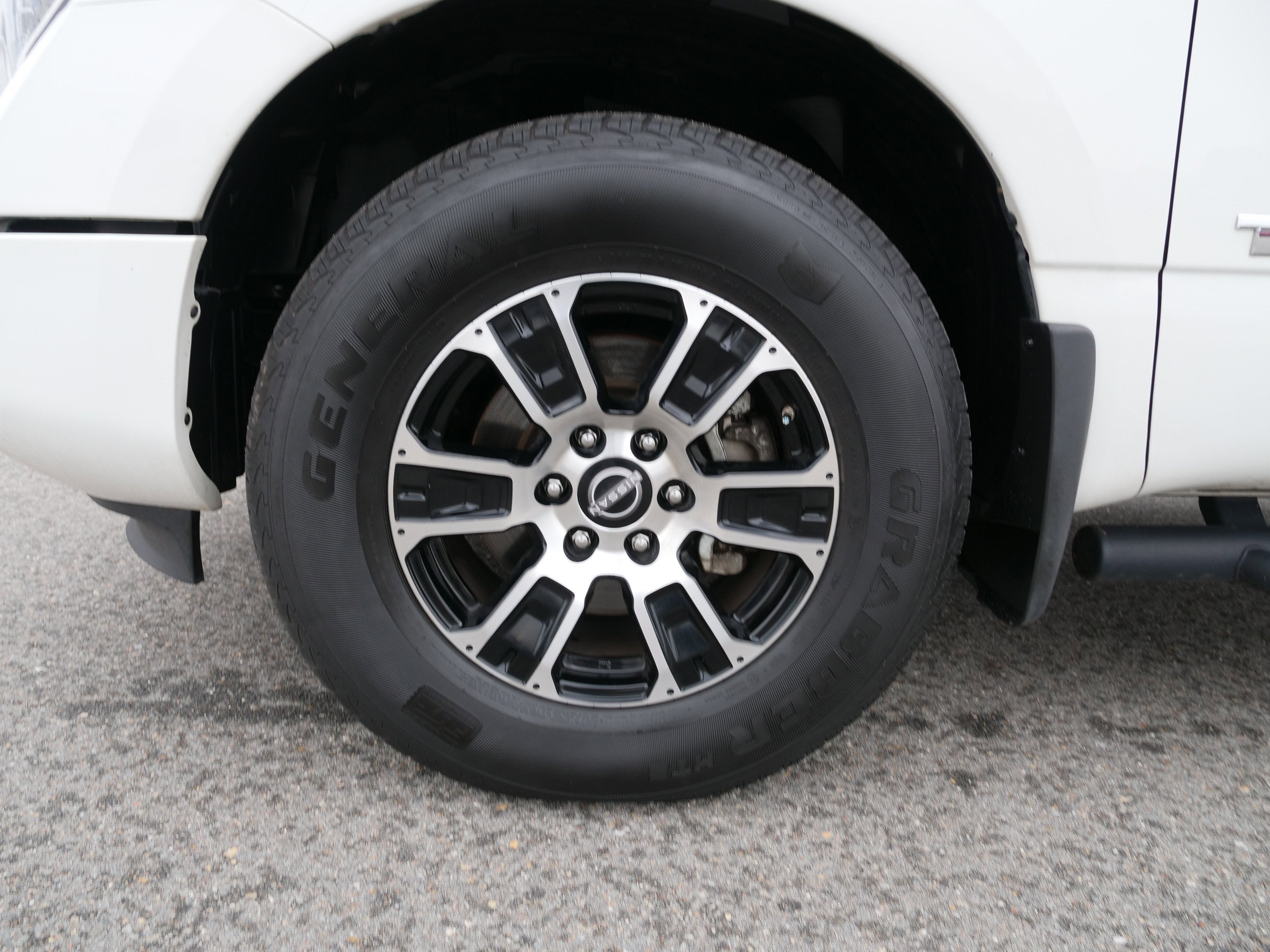 2023 Nissan Titan SV