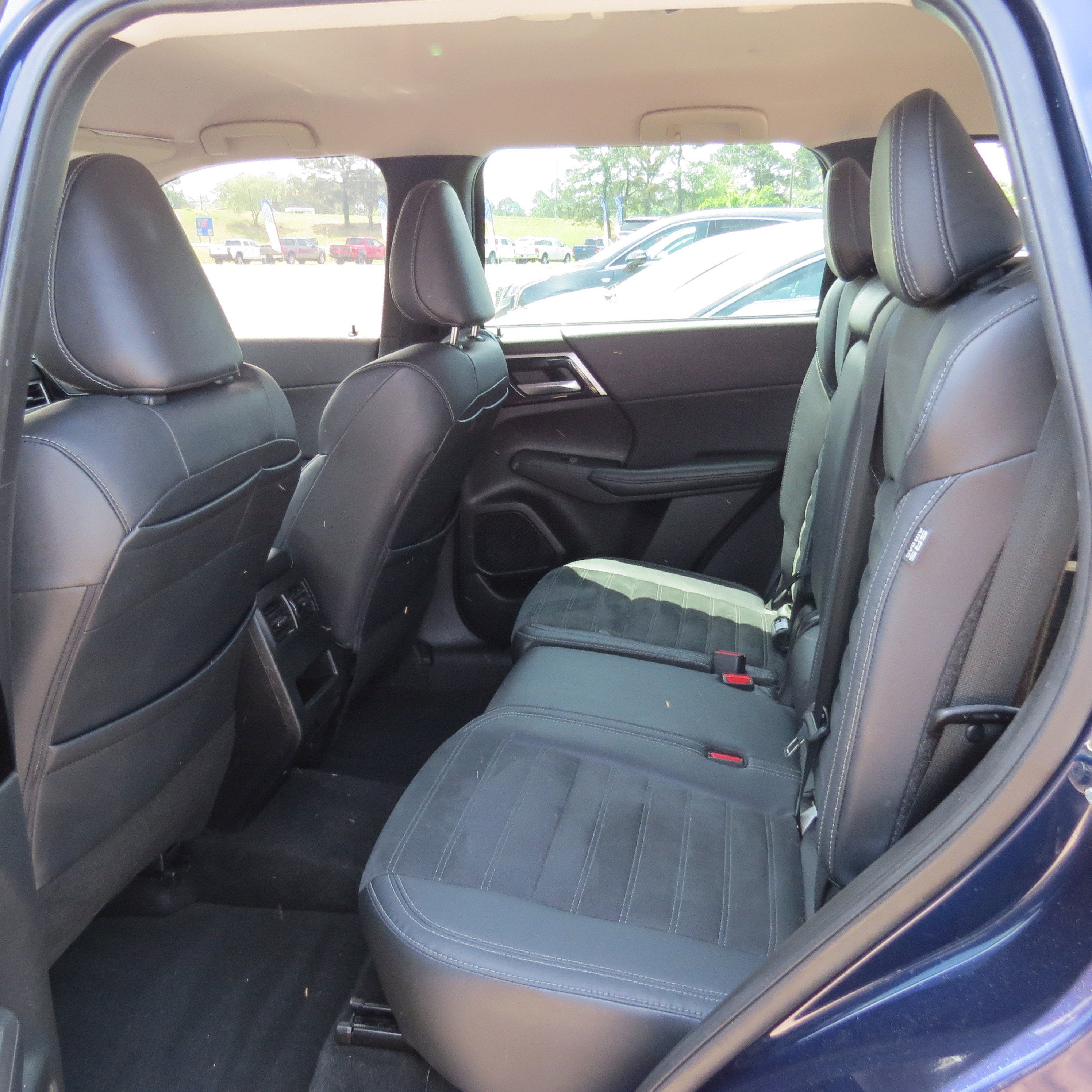 2023 Mitsubishi Outlander SE